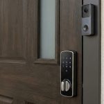 Sicherheit im Tiny House entsteht mit Gadgets wie Smart Locks und intelligenten Kameras.